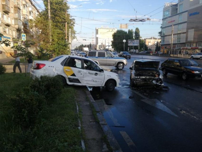 Пассажиры такси пострадали в ДТП у воронежского ТЦ