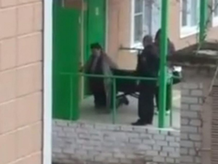 Ползущую на коленях в больницу бабушку сняли на видео в Воронеже