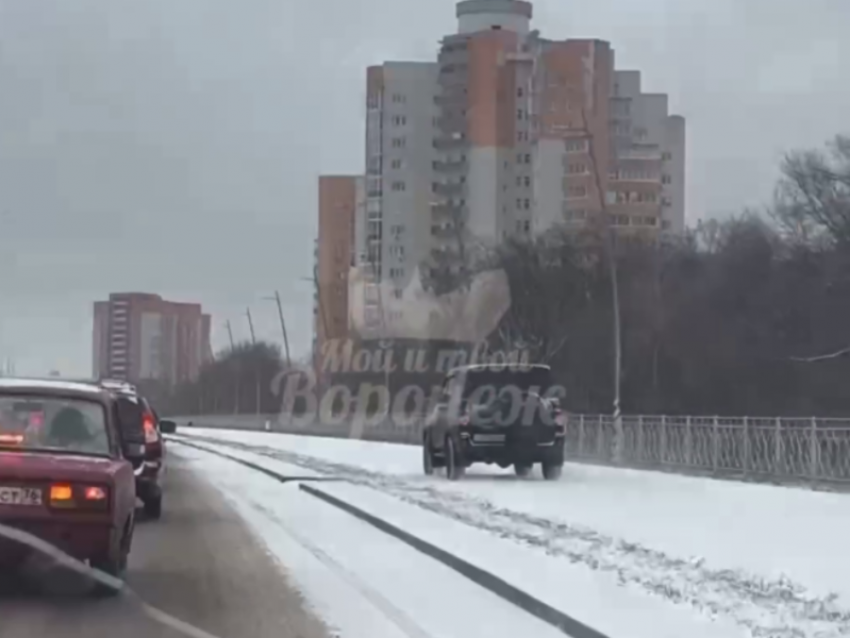 У водителя сдали нервы из-за снегопада в Воронеже 