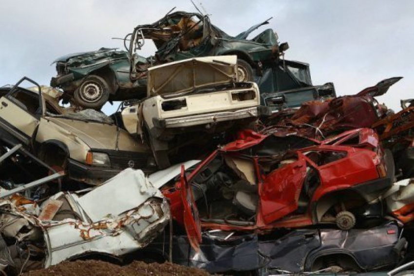 Двое воронежцев сдавали угнанные авто на металл 