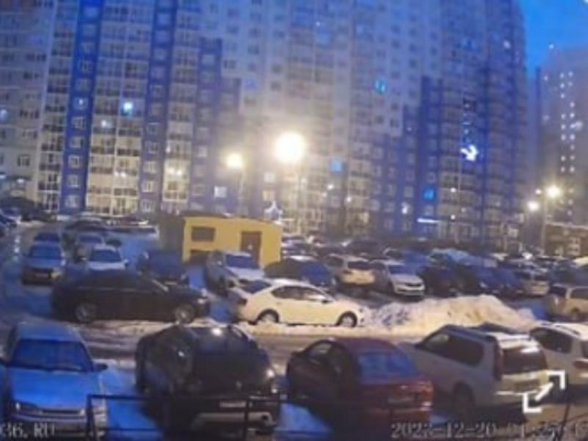 Мощная молния поразила небо над Воронежем посреди декабря 