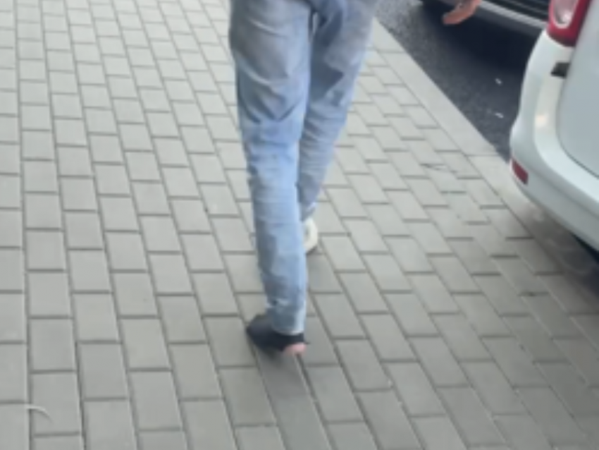 Комичную Золушку в дырявом носке застали за поиском «туфельки» в Воронеже 