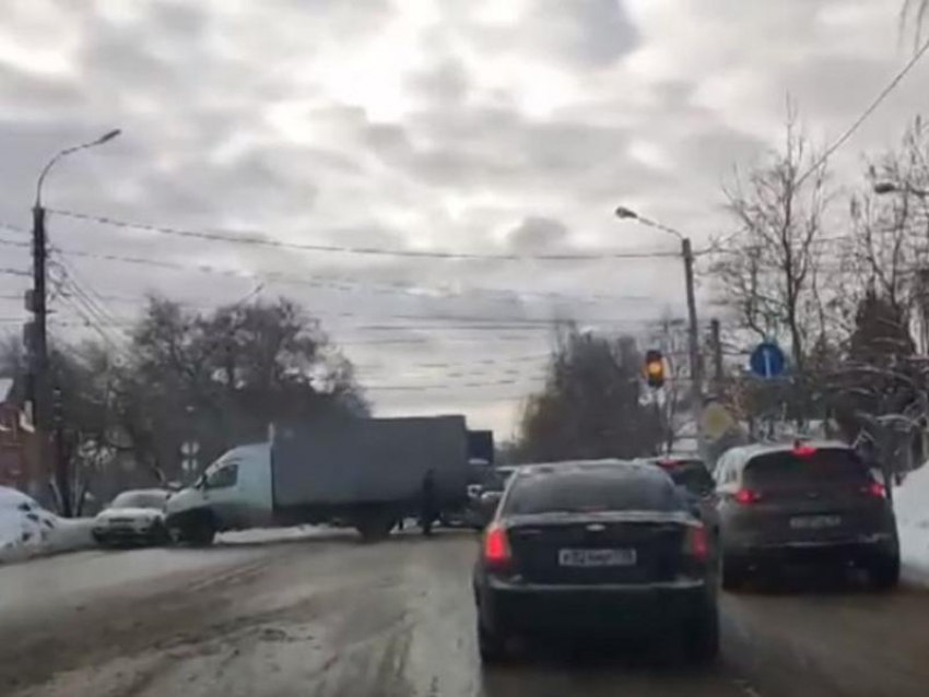 Печальный итог новой схемы заезда в Березовую рощу показали на видео в Воронеже