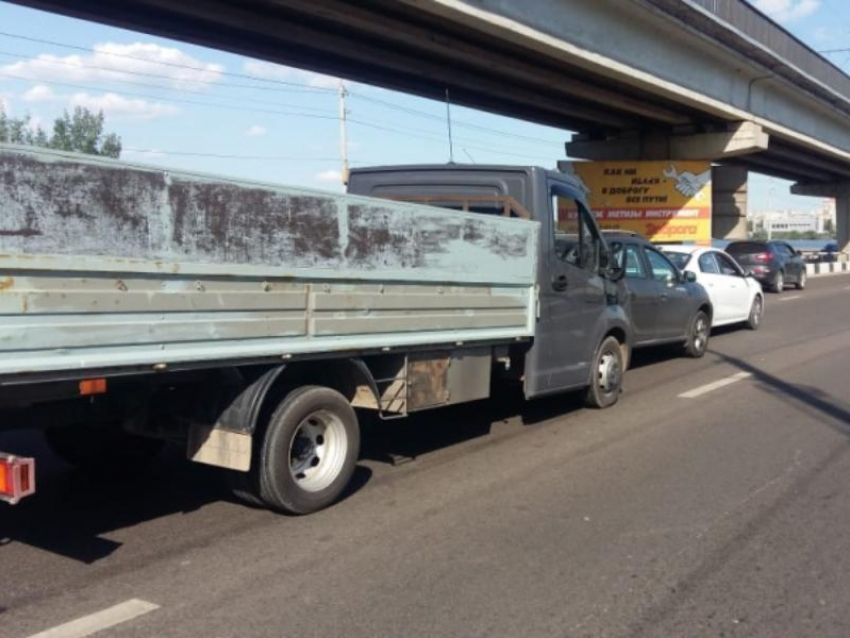 Массовую аварию на Северном мосту Воронежа показали на видео 