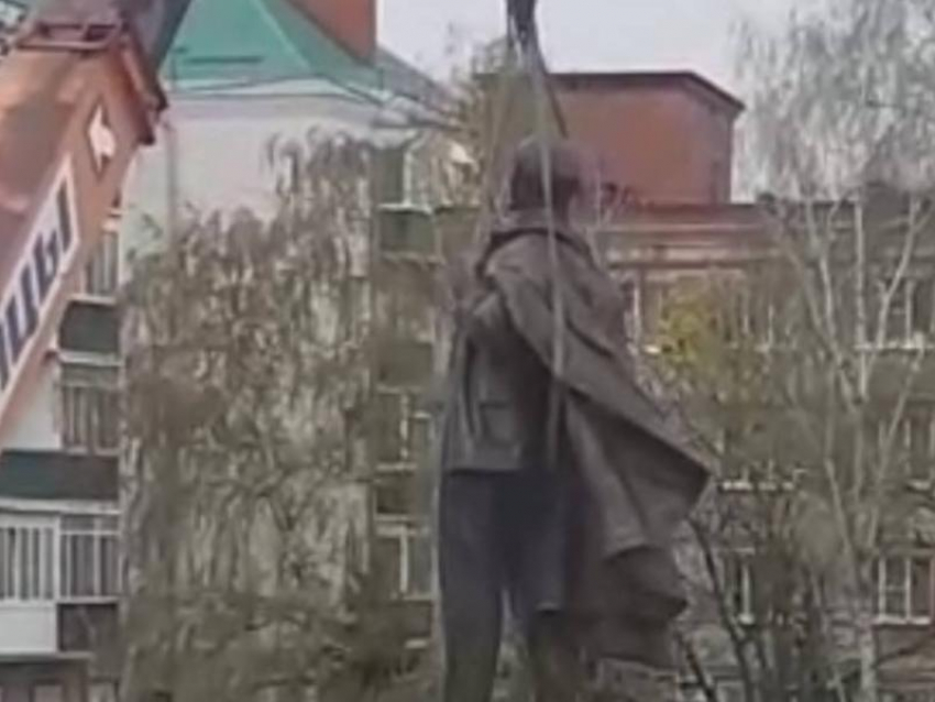 Демонтаж памятника Ленину сняли на видео в Воронежской области