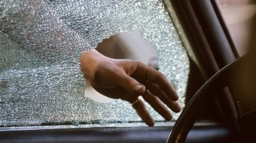 22-летний воронежец разбил окно в «Ауди А4» и украл сумку и видеорегистратор