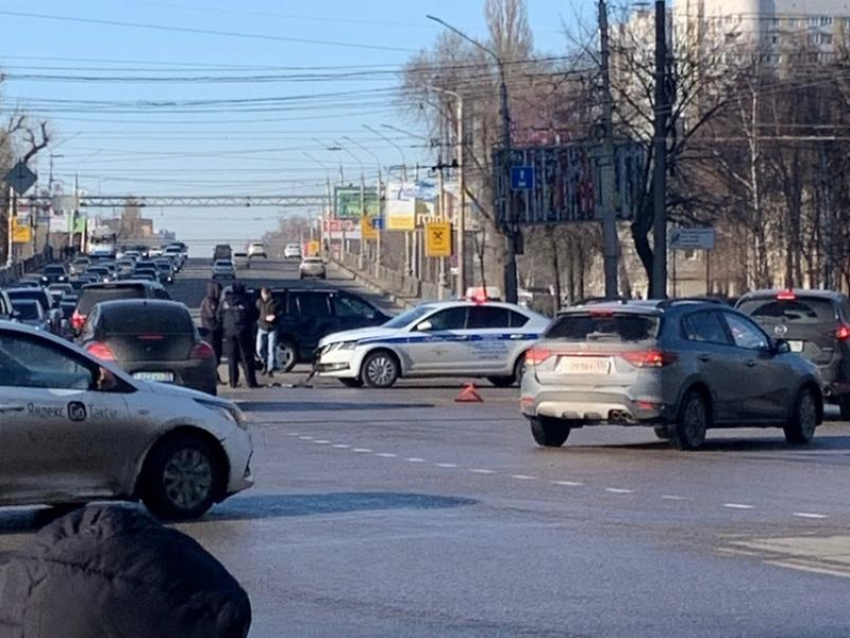 Фото с места ДТП с полицейской машиной показали в Воронеже 