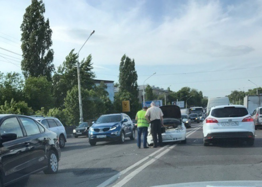 Мелкая авария парализовала движение в центре Воронежа