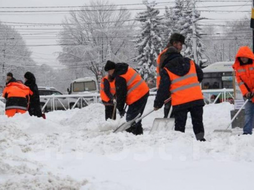 К уборке снега на тротуарах Воронежа привлекут клинеров