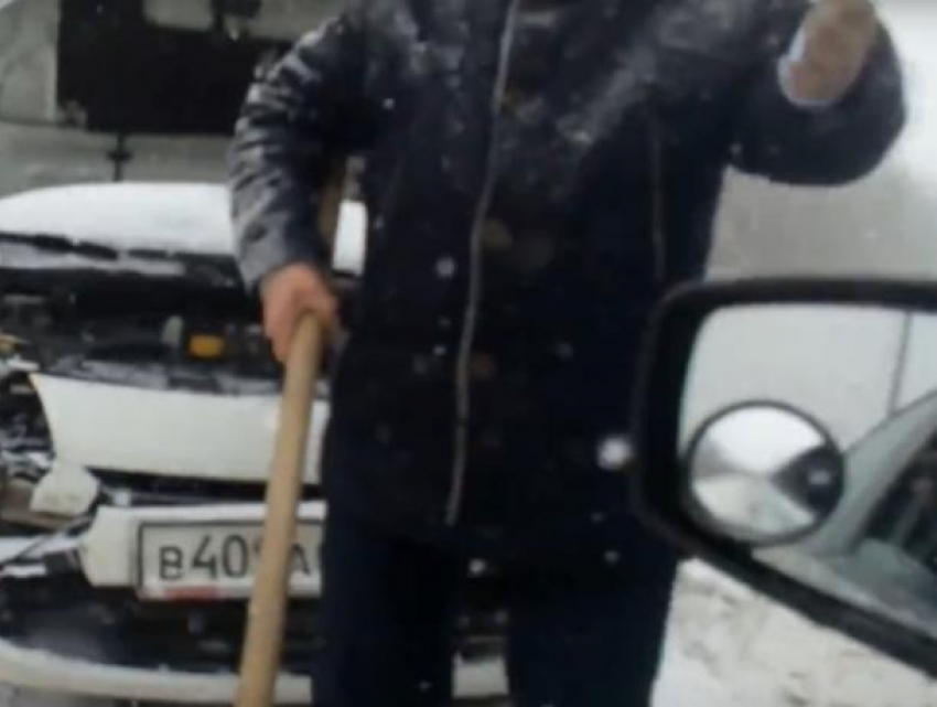 Нападение на оператора, снимавшего ДТП в Воронеже, попало на видео