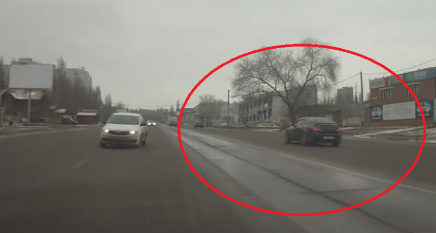 Лихач на дорогом авто решил проучить медленного водителя и чуть не устроил массовую аварию в Воронеже