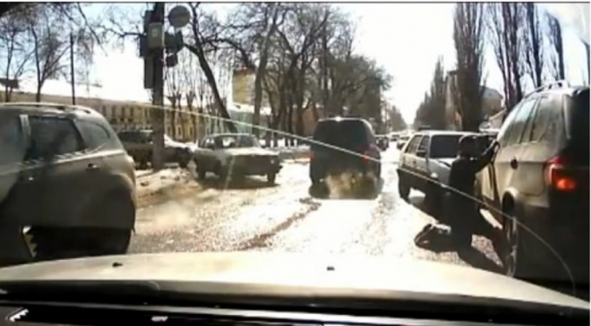 В Воронеже водитель «Гольфа» на коленях попросил прощения у владельца внедорожника за ДТП (ВИДЕО)