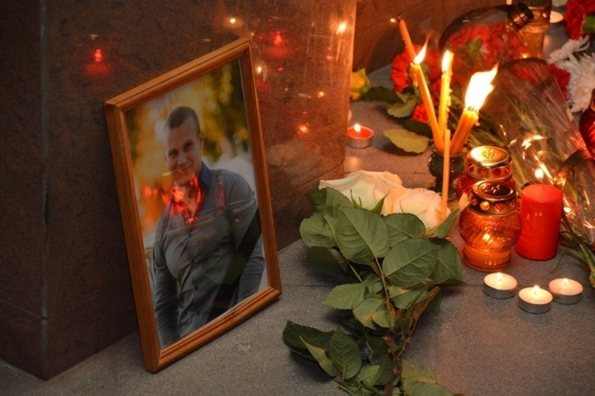 В Воронеже на акцию скорби в память убитого у кафе Дмитрия Кривошеева пришли 200 человек