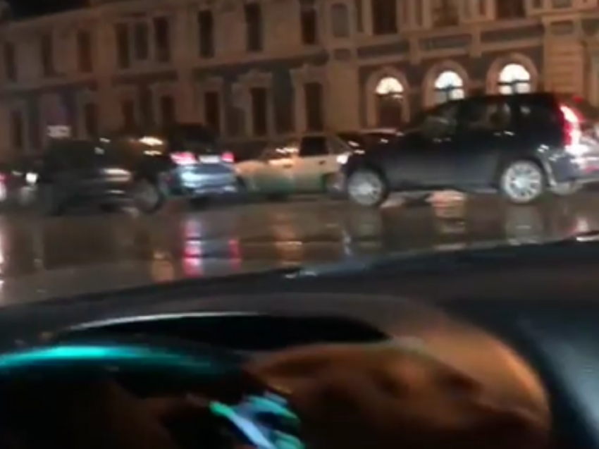 Эпатажный способ избежать пробок записал автомобилист из Воронежа
