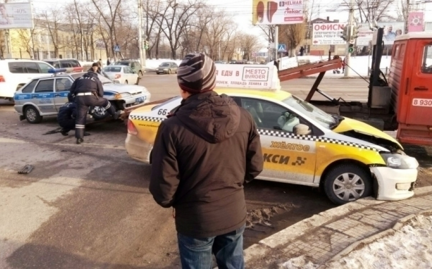 На Левом берегу Воронежа машина такси протаранила автомобиль ГИБДД