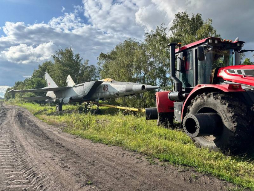 Эпичную транспортировку сверхзвукового боевого самолета сняли под Воронежем 