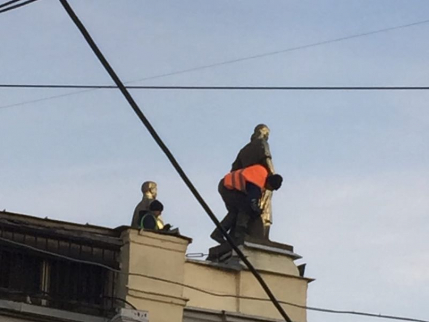 Воронежцы возмутились скупой покраской статуй на главном вокзале города