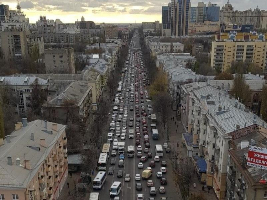 Приезжий водитель стал химическим бизнесменом, стоя в воронежской пробке