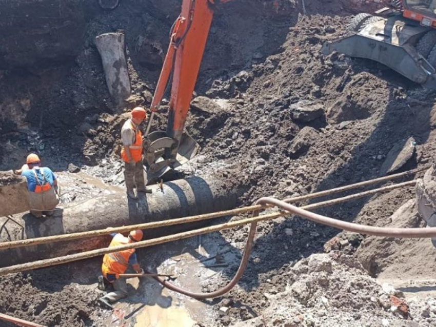 Воронежские коммунальщики устранили одну из утечек на водопроводе, лишившей воды микрорайон
