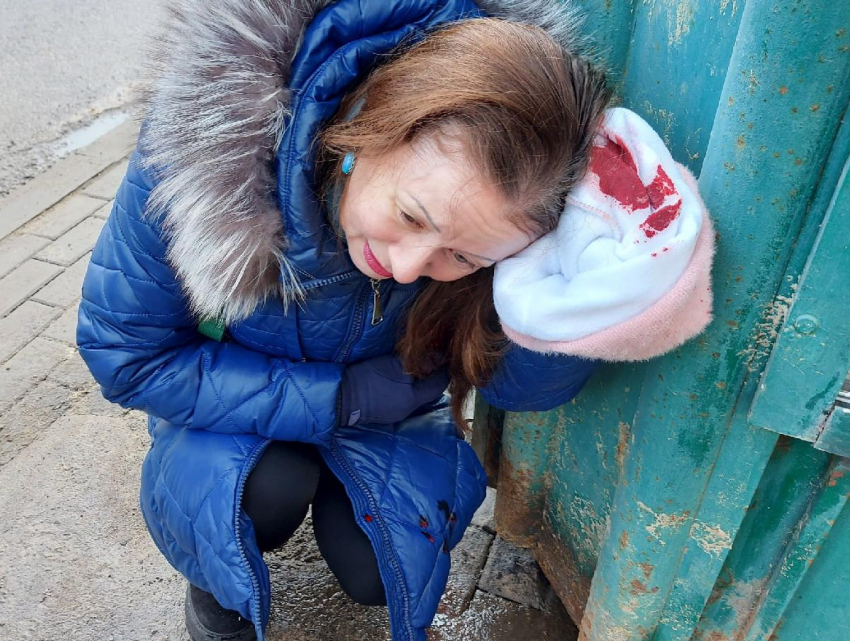 В центре Воронежа глыба льда разбила женщине голову