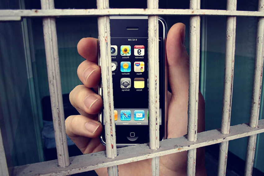 Сотрудник воронежской колонии передал заключенным 20 телефонов