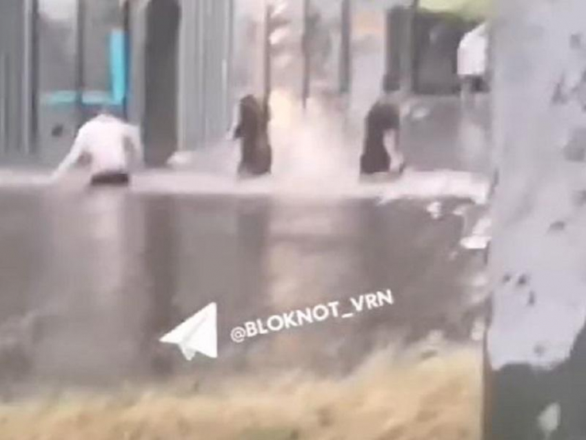 Воронеж ушёл под воду после ливня вечером 14 июля