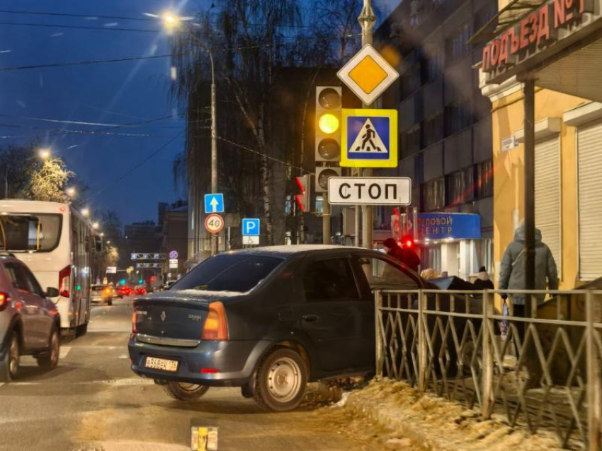 Автомобиль снес забор и вылетел на тротуар в Воронеже 