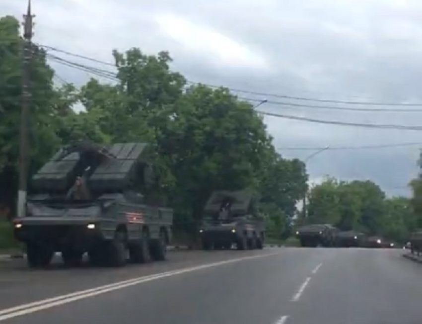 Мощнейшую колонну военной техники заметили в Воронеже