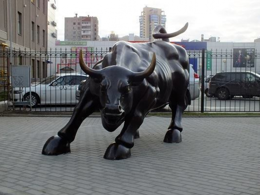 Скульптура быка переезжает из центра Воронежа в другое место
