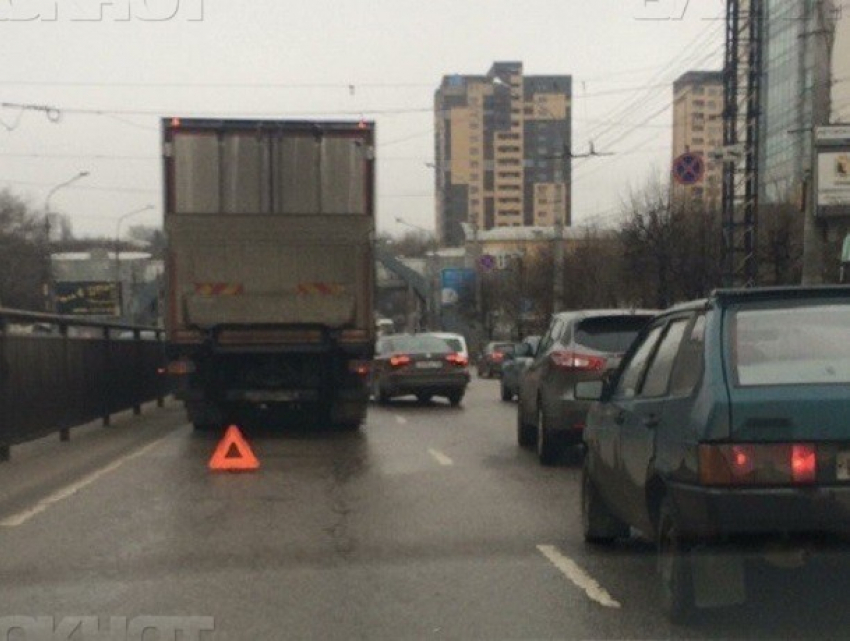 Московский проспект Воронежа встал в огромной дождевой пробке