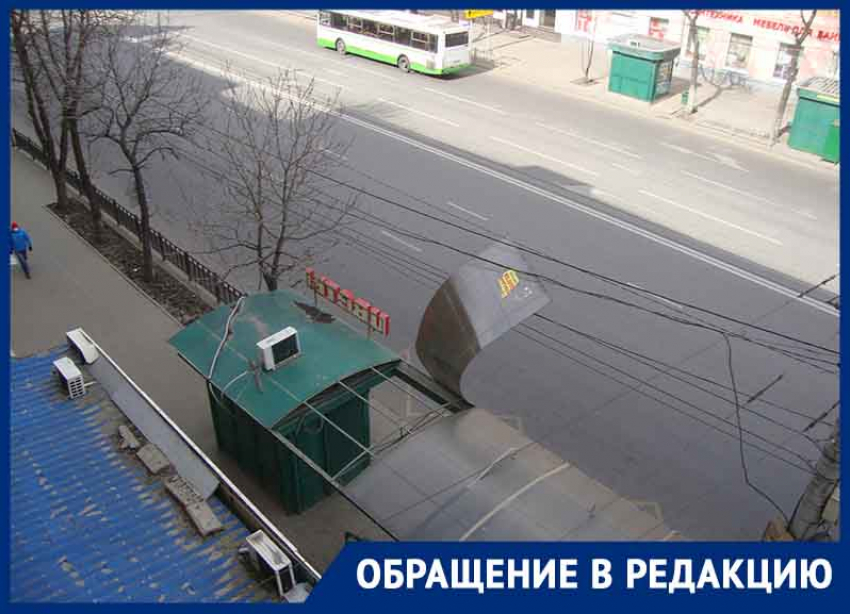Сильный ветер снес крышу на остановке в Воронеже