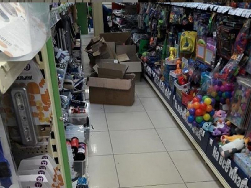 Магазин дешевых товаров в Воронеже обустроил преграду от покупателей