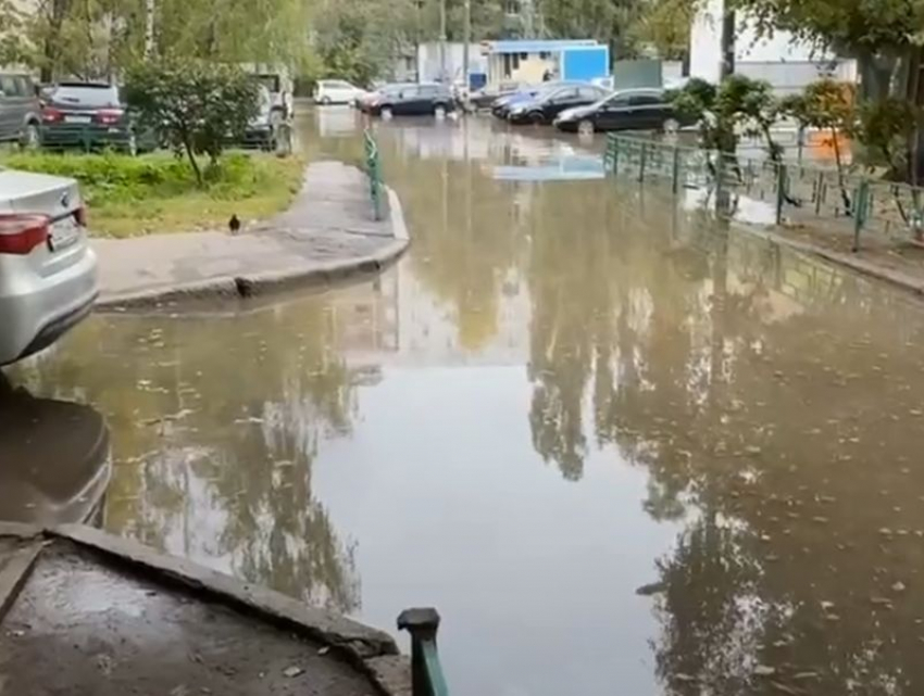 Водоканал приступил к откачке моря в воронежском дворе