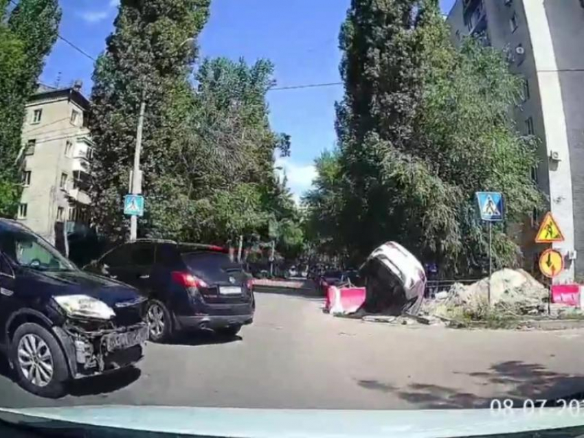 Автомобиль нырнул в траншею после ДТП в Воронеже