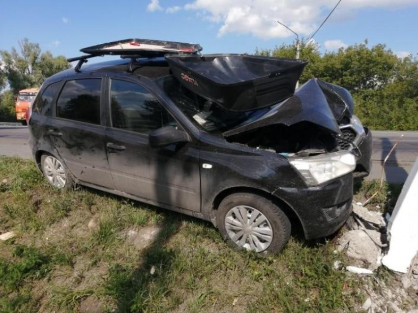 Двое детей пострадали в жесткой аварии со столбом в Воронежской области 