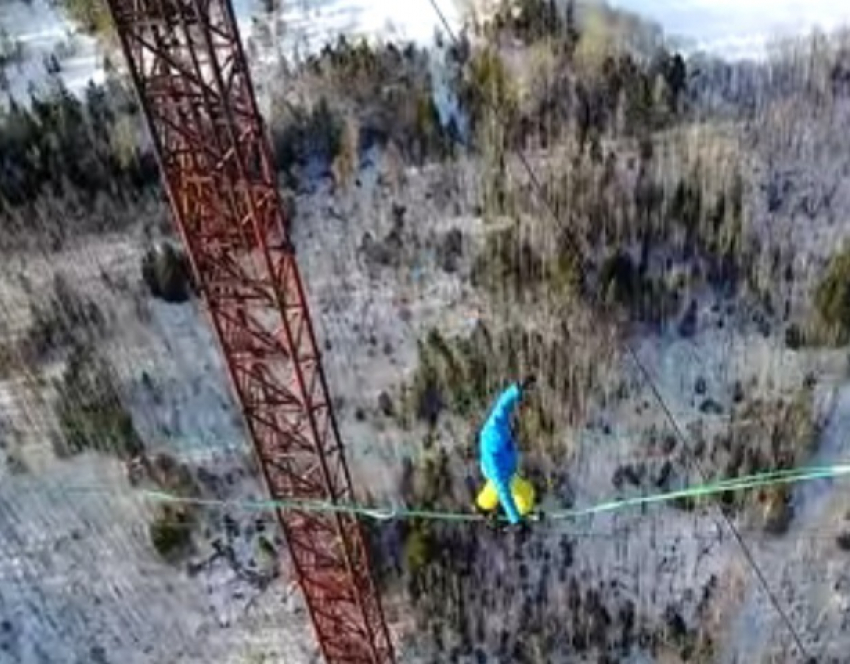 Воронежский экстремал снял на видео прогулку по стропе на высоте 300 метров