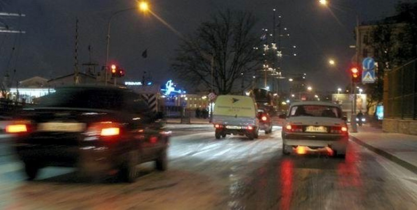 В Воронеже сильный гололед мешает движению автомобилей и пешеходов