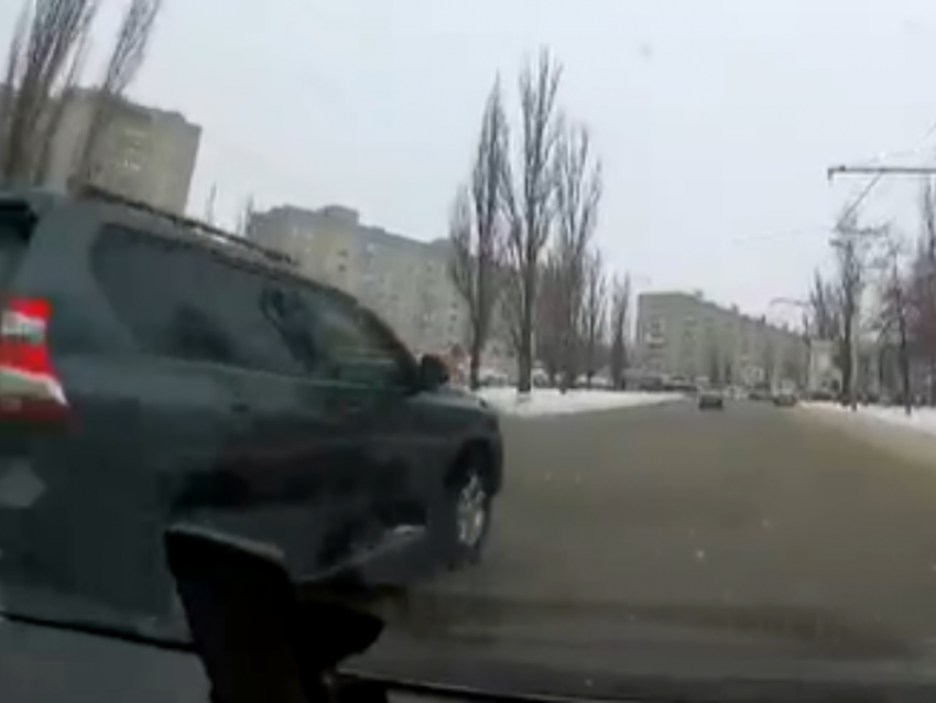 Белый Мститель не стал подставляться под Land Cruiser на Остужевском кольце в Воронеже 