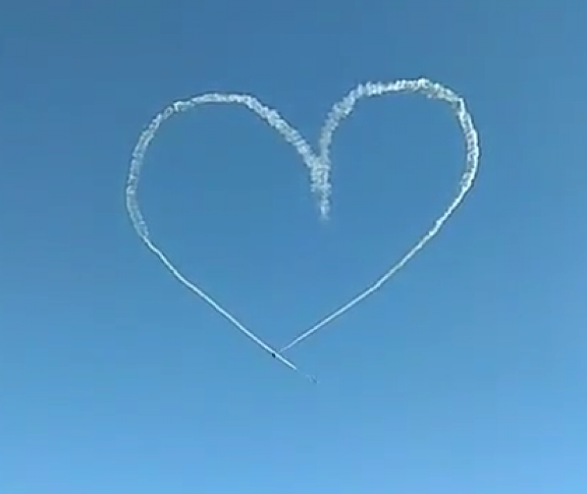 Фееричное сердце начертили самолеты в небе над Воронежем