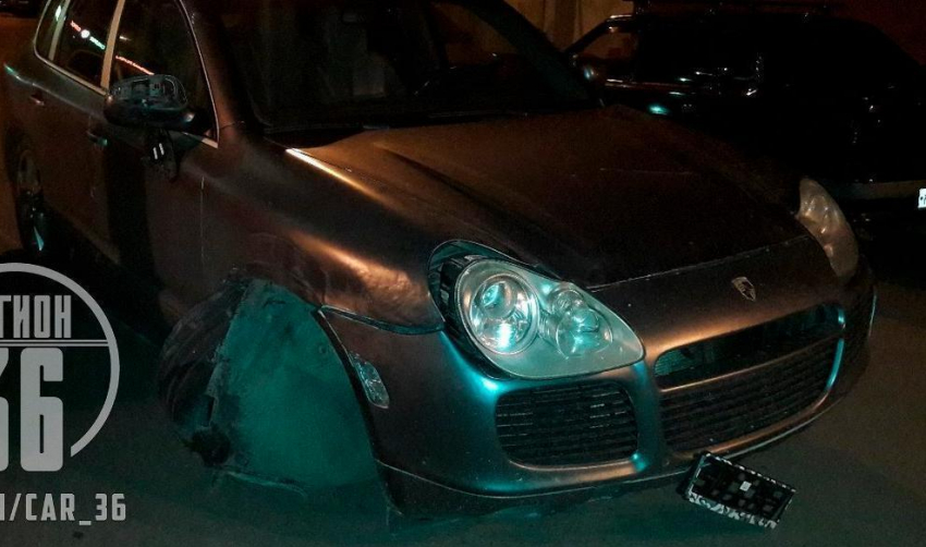 Пьяный водитель Porsche Cayenne устроил ДТП в Воронеже и скрылся с места 
