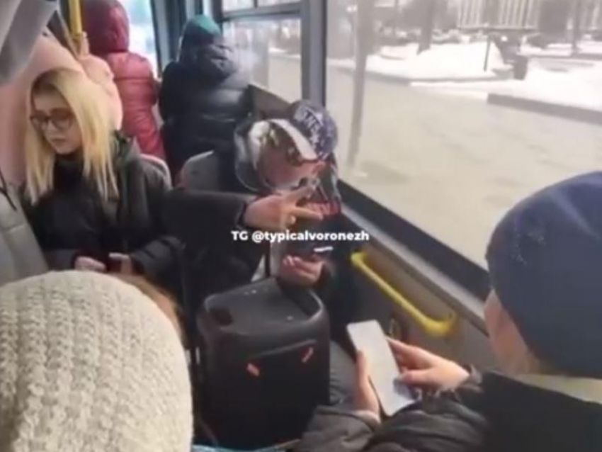 «Не пора ли вам выйти?»: воронежцы не оценили «концерт» Газманова в автобусе