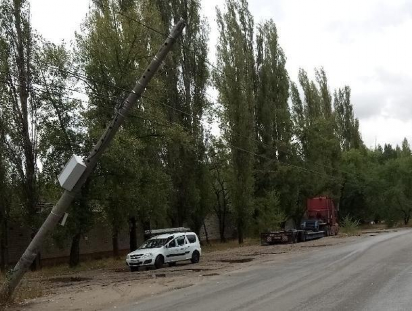 Нависший над дорогой столб угрожает безопасности воронежцев