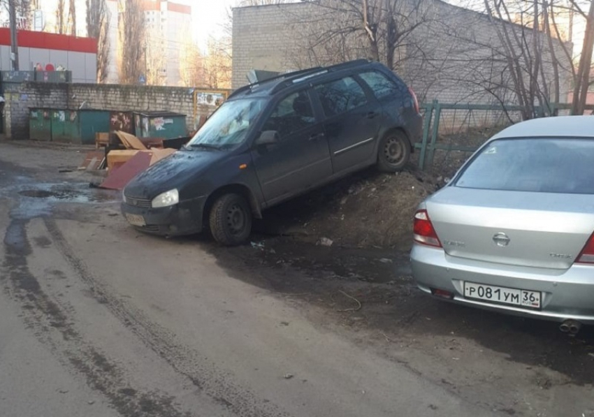 Неподдающуюся логике парковку зафиксировали в Воронеже