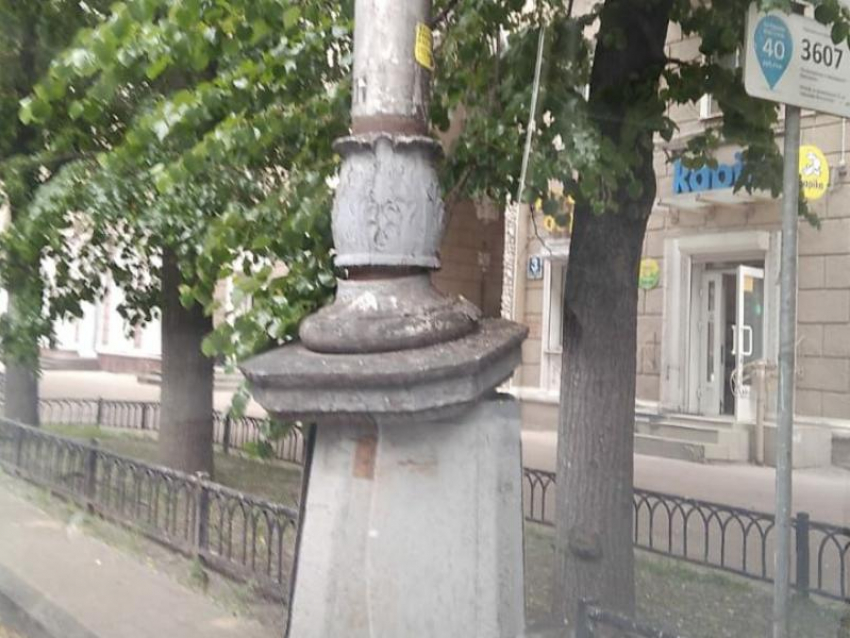 Столб-Франкенштейн из последних сил держится в центре Воронежа