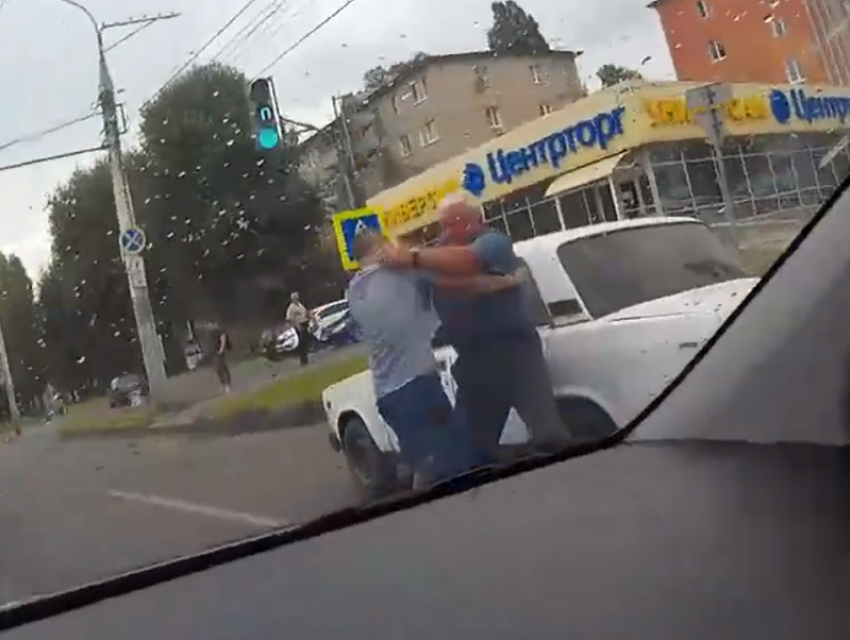 Пенсионер-провокатор: за что молодой водитель ударил пожилого показали на видео в Воронеже