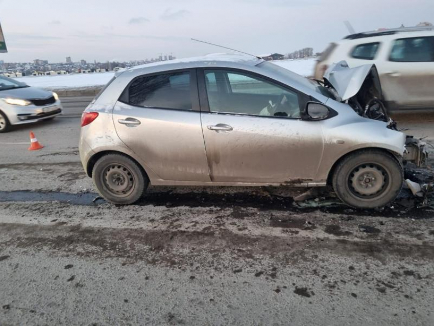 Один автомобиль отбросило на другой из-за ДТП на дамбе Чернавского моста в Воронеже