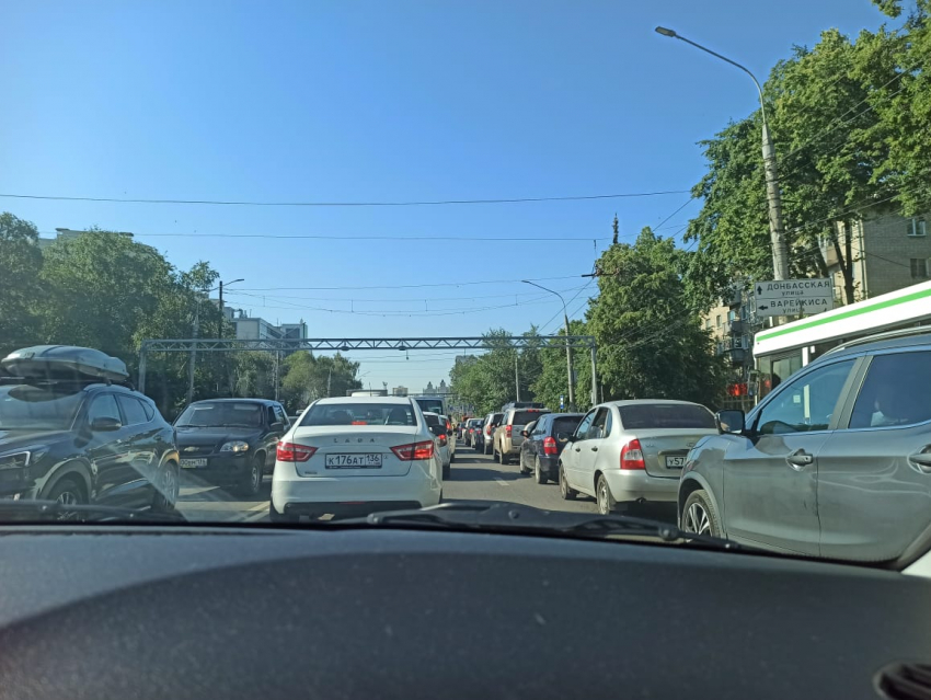 Причину гигантской пробки на Московском проспекте сняли на видео
