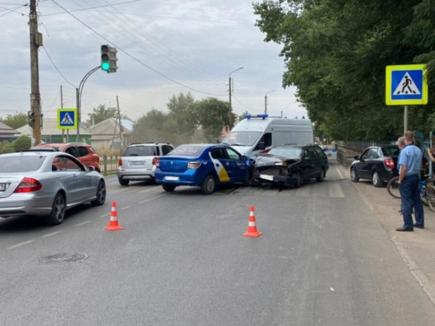 Две пассажирки такси пострадали в лобовом ДТП в Воронеже