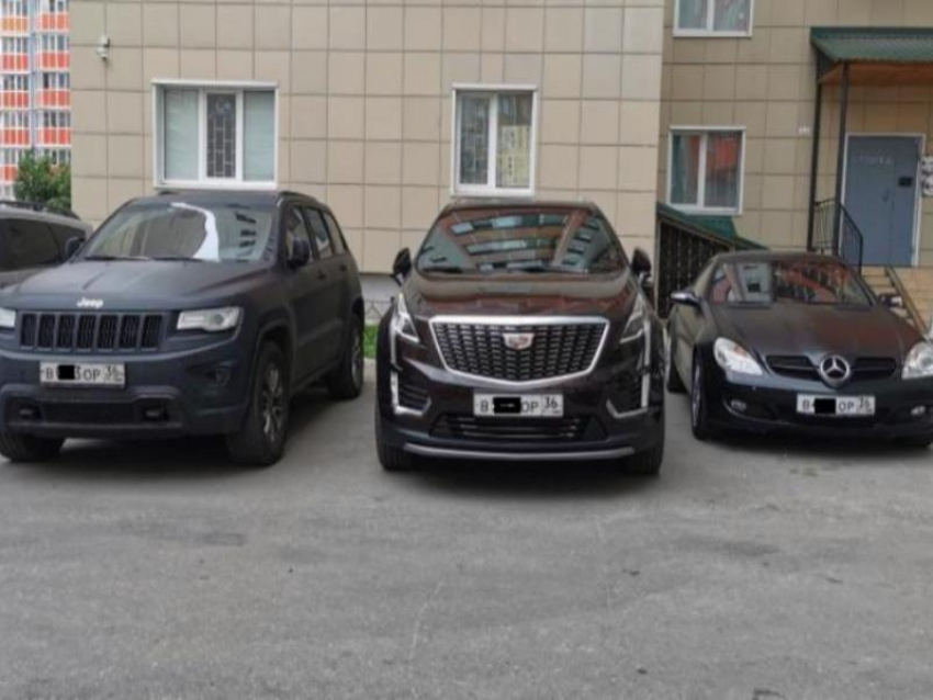 Элитные авто пощеголяли «криминальными» номерами в Воронеже