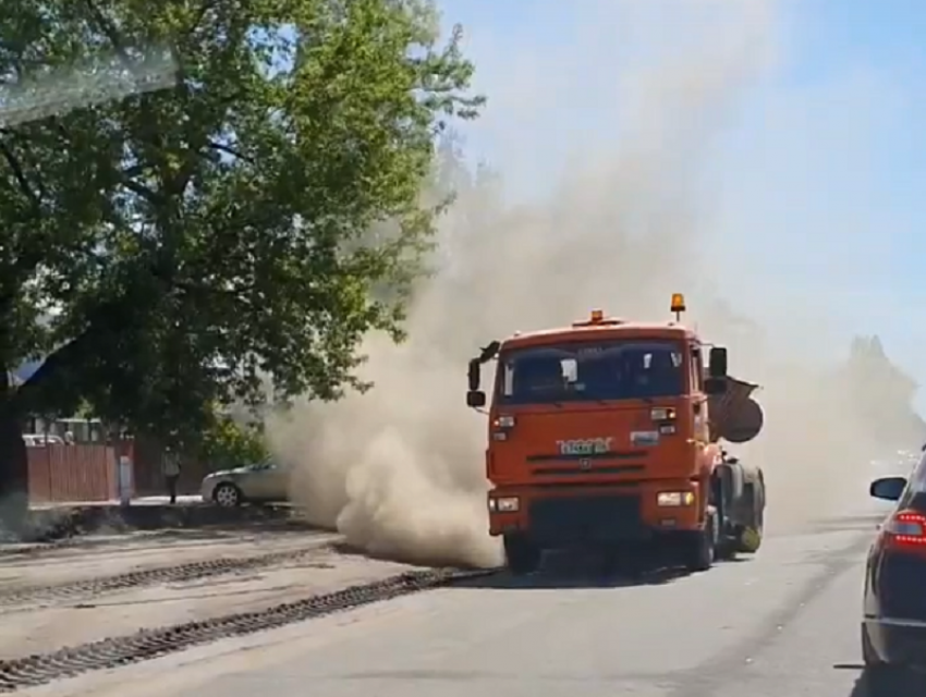 Уборка улицы превратилась в песчаную бурю под Воронежем 